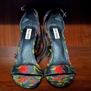 Beautiful open toe embroidery shoes